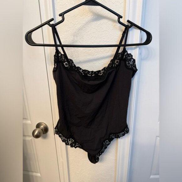 SKIMS Fits Everybody Lace Cami Bodysuit - Picture 2 of 5